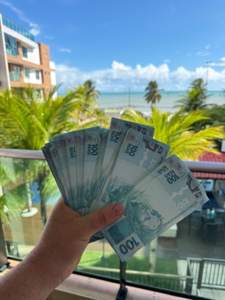 Valendo Pix de 8 mil reais